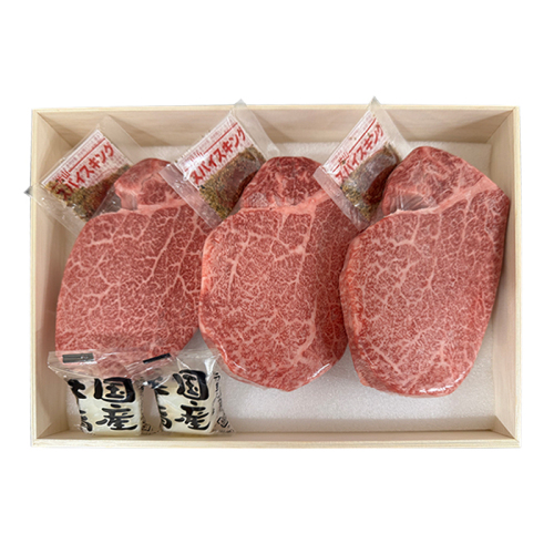 木製のギフトボックスに綺麗に並べられた、3枚の厚切り牛ステーキ肉の画像です。
