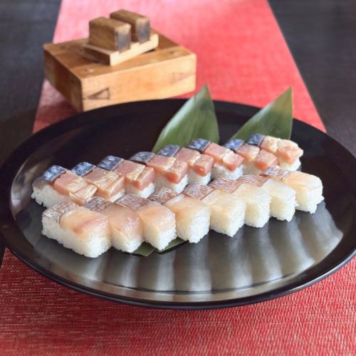 「すし萬」の「小鯛雀鮨と柳すし」の画像