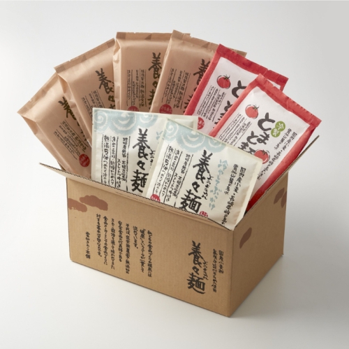 「養々麺」と書かれたダンボール箱に入った即席にゅうめんの詰め合わせセット（養々麺、とまとま等の袋パッケージ）