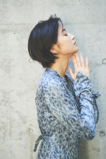 ドレス（AKANE UTSUNOMIYA） ダブルフープイヤーカフ（SASKIA DIEZ）