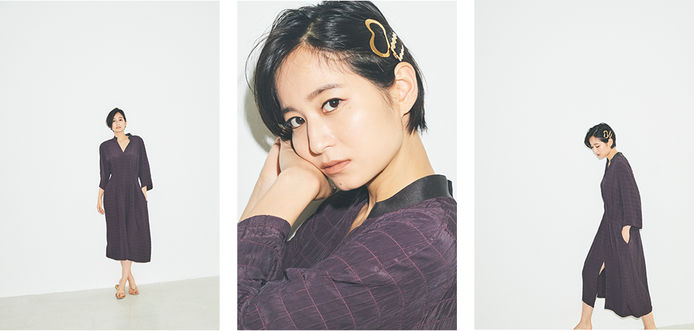 ドレス（AKANE UTSUNOMIYA） 上・ヘアクリップ（CLINQ） 下・ヘアクリップ（CLINQ）
