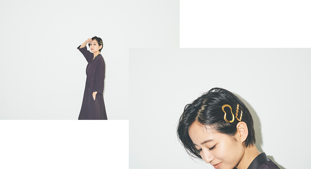 ドレス（AKANE UTSUNOMIYA） 上・ヘアクリップ（CLINQ） 下・ヘアクリップ（CLINQ）