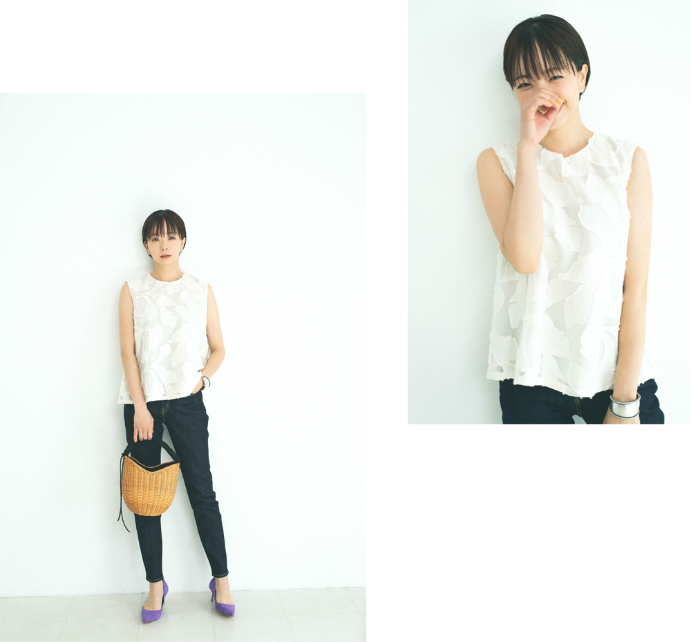 ノースリーブブラウス（Bilitis dix-sept ans） デニムパンツ（RED CARD） バッグ（Bilitis dix-sept ans）