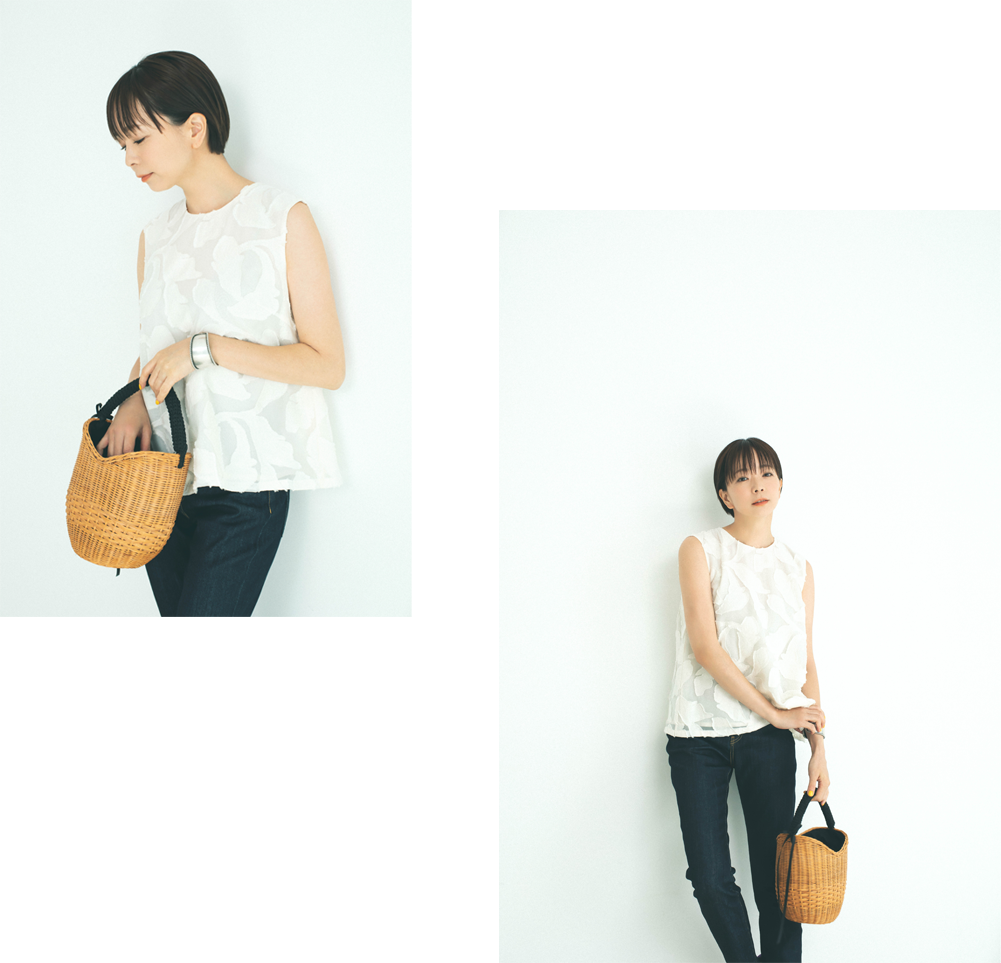 ノースリーブブラウス（Bilitis dix-sept ans） デニムパンツ（RED CARD） バッグ（Bilitis dix-sept ans）