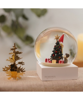 [11月下旬以降お届け予定]NORDIKA nisse スノードーム(飾りつけをするサンタとイヌ)