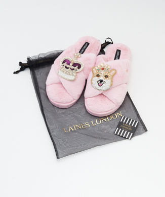 LAINES LONDON（レインズロンドン）ワッペン付きスリッパ　コーギーと王冠のブローチ付き