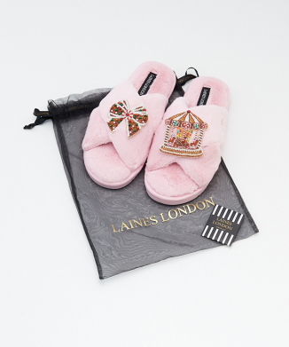 LAINES LONDON（レインズロンドン）ワッペン付きスリッパ　クリスマスのジンジャーブレッドリボンとメリーゴーランドのブローチ付き