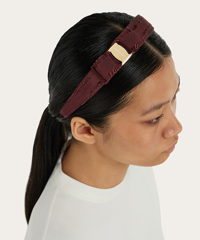 FERRAGAMO ブラックカチューシャ クリスタル装飾 カチューシャ FERRAGAMO(フェラガモ) - 海外通販のBUYMA