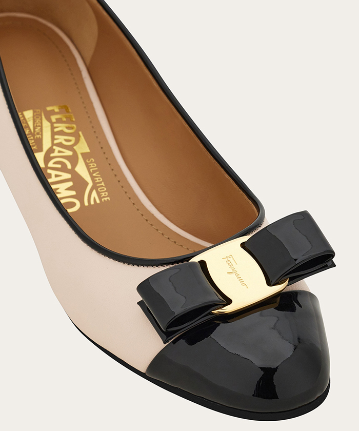 匿名発送❤️Ferragamo 7.5C/25cm ヴァラ エナメル  玉虫色 Amazon | [サルヴァトーレ フェラガモ] 靴 レディース ヴァラ