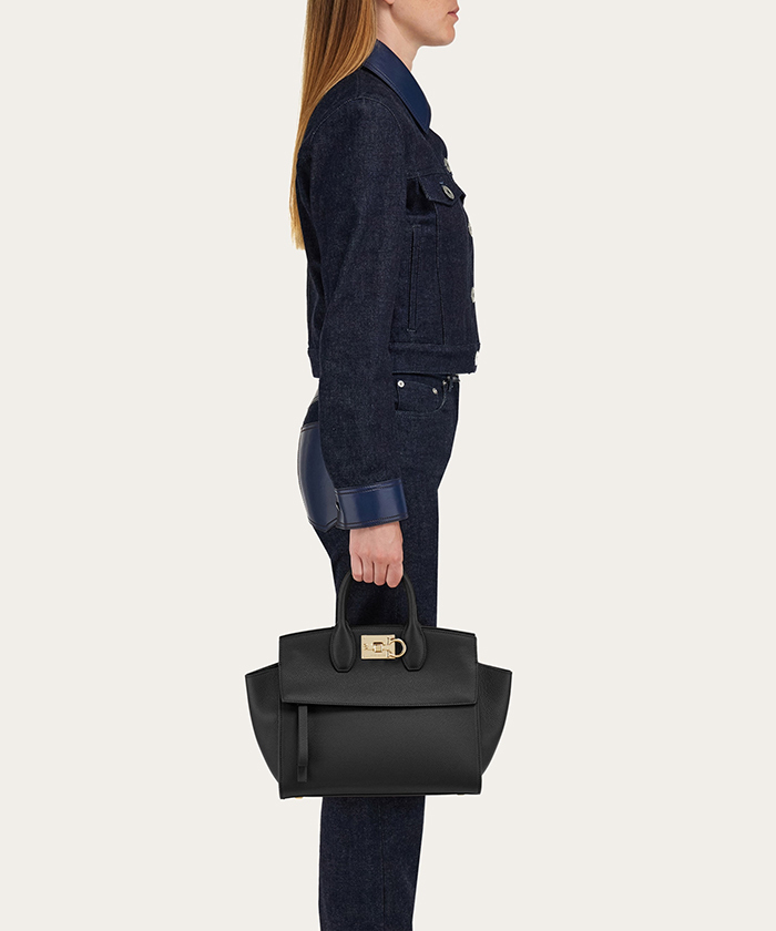 Ferragamo Studio Soft bag (M)(F258G055)｜阪急百貨店公式通販
