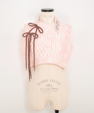 QUILTED OFFSET FRAGMENT COLLAR TOP W/ EMB