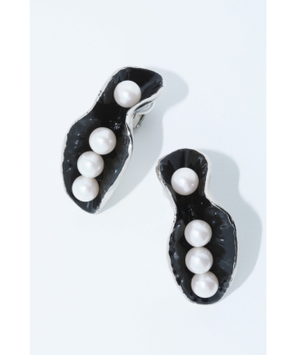 Pearl motif earrings