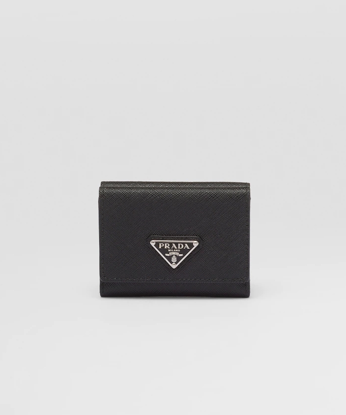 三越伊勢丹 | PRADA/プラダ_Men通販 | サフィアーノトライアングル 財布【送料無料】【店頭受取可能】 | ISETAN  MITSUKOSHI LUXURY