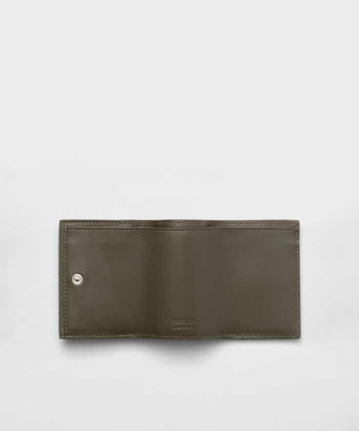 ✨未使用級✨完売カラーPRADA ヴィッテロダイノレザー 2つ折コンパクト財布 プラダ 財布 二つ折り ヴィッテロダイノレザー ブラック 薄型