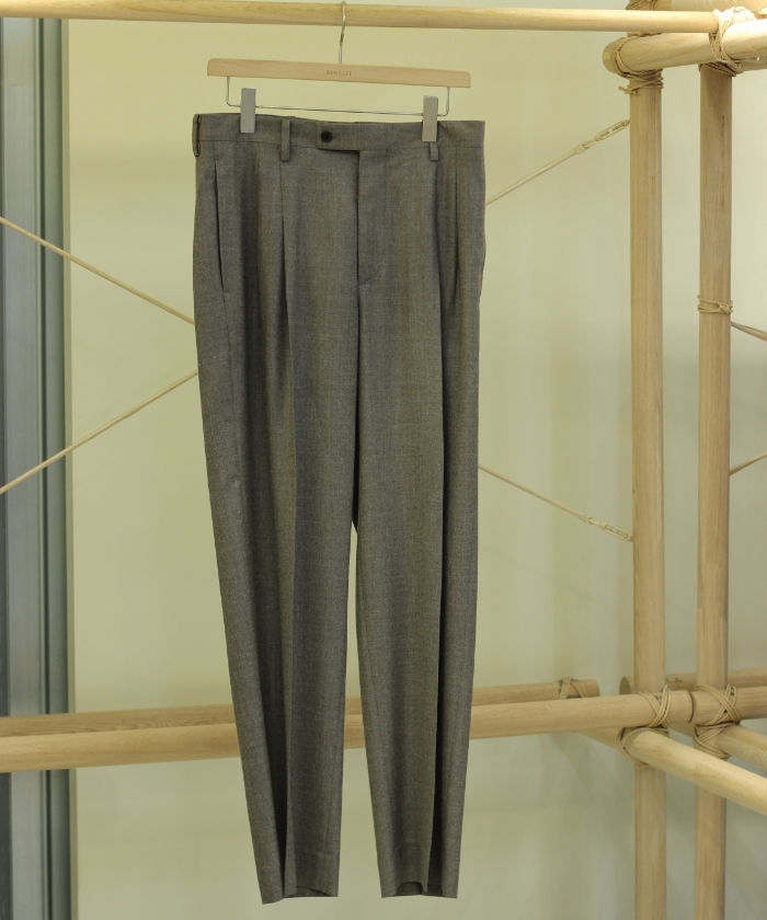 SUPER LIGHT WOOL TWO-TUCK SLACKS A26AP03OS(M266T107)｜HANKYU MEN'S