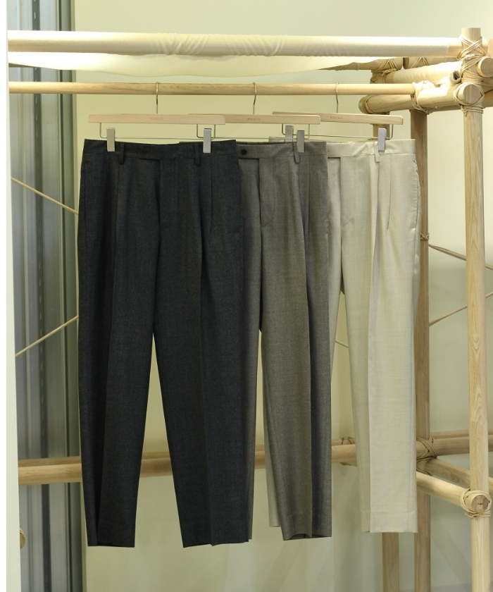 SUPER LIGHT WOOL TWO-TUCK SLACKS A26AP03OS(M266T107)｜HANKYU MEN'S