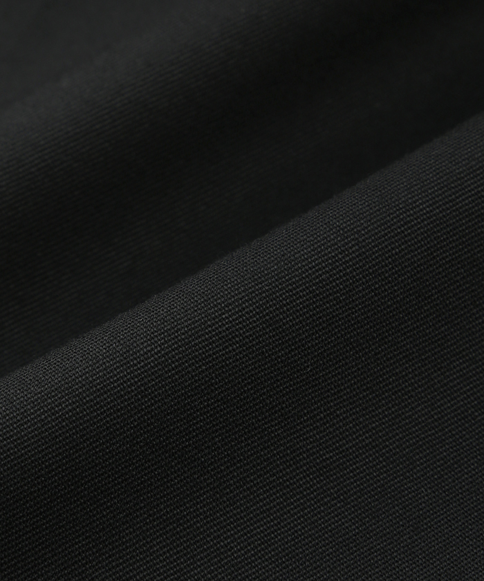 ウール100％で滑らな表面感のブラックスーツ　1611641-A