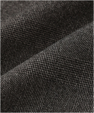 さりげなく浮かぶチェック調の柄が特徴　1110041-E