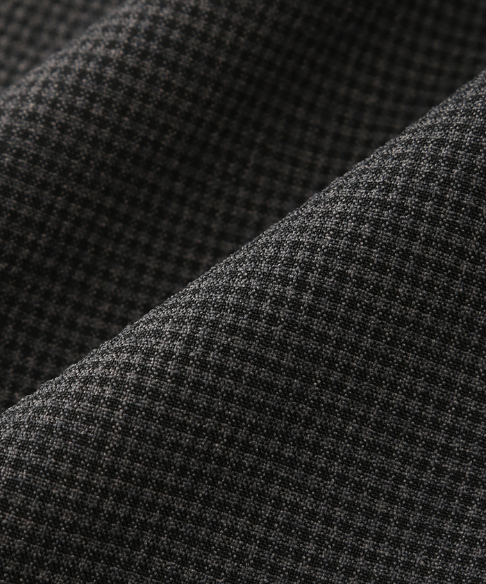 スモーキーなグレー地に細かいチェックが映える1着　1653851-H