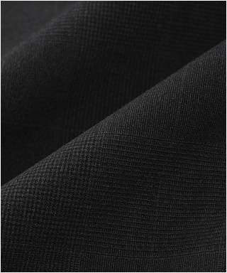 さりげなく浮かぶチェック柄は落ち着いた印象を　1655451-C