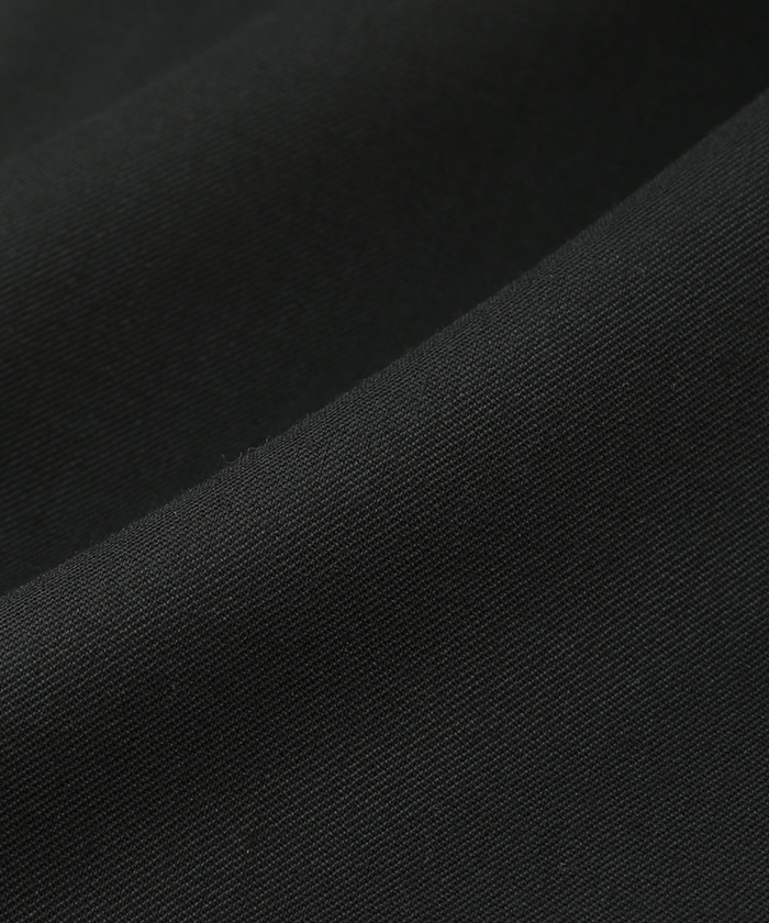 スマートな印象のブラック無地のシンプルな1着　1659051-A