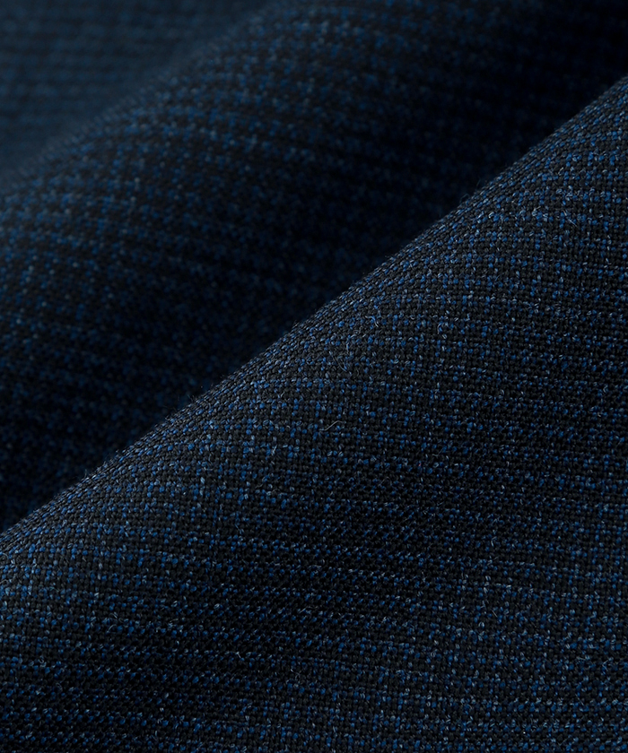 遠目には無地にも見える細かいチェックを施した1着　1656451-B