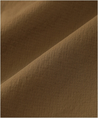 トレンドカラーで個性的なシャリ感のある1着　1656051-D