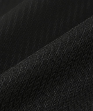 控えめなストライプで幅広く活躍するブラックスーツ　1901261-A