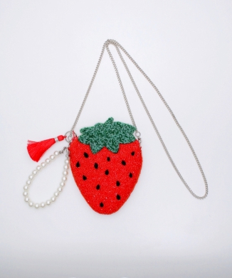 【2026年2月4日(水)以降お届け予定】イチゴショルダーバッグ チェーン付き