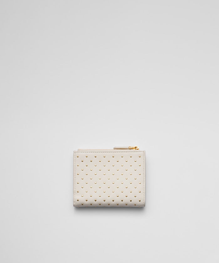 【美品】PRADA スタッズドレザー 財布 ホワイト 日本限定 中古・古着通販】PRADA (プラダ) スタッズドレザー財布 ホワイト