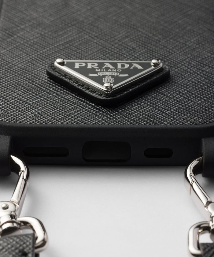 PRADA iphone16 Proケース サフィアーノレザー ストラップ ロゴ ブラック サフィアーノレザー iPhone 16 Pro用ケース | PRADA