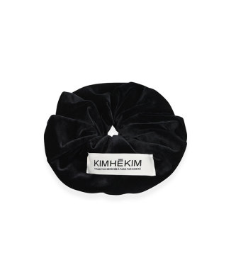 VELVET LABEL SCRUNCHIE