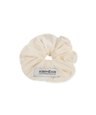 VELVET LABEL SCRUNCHIE
