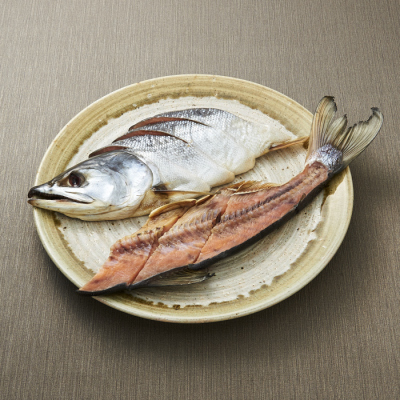 「マルト鮮魚」新潟村上の塩引鮭姿切り(片身分）
