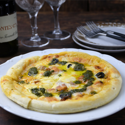 ストレートにバジル香る自社製ベーコンのピッツァ