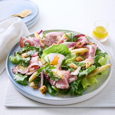 自家製黒胡椒ハムとホワイトアスパラのシーザーサラダ