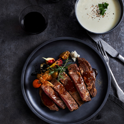 リブロースステーキ オニオンソースを添えて