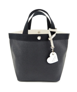 ハート型のレザーチャーム