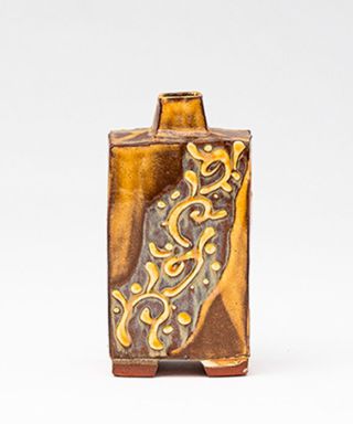 黄釉刷毛唐草扁壷　KIGUSHURI Brush KARAKUSA Rectungular Vase