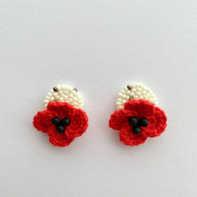 ビーズ刺繍赤花（ピアス）
