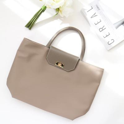 richess ナイロントート M グレージュ×ゴールド
