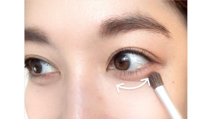 STEP3:【血色カラーのアイシャドウ】で自然なふっくら感を