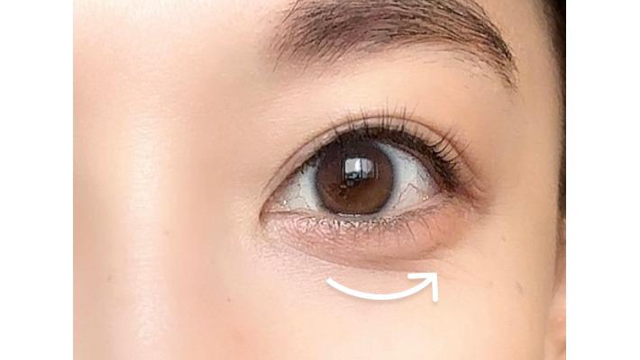 STEP4: 【影用アイライナー】で立体感を“さりげなく”強調