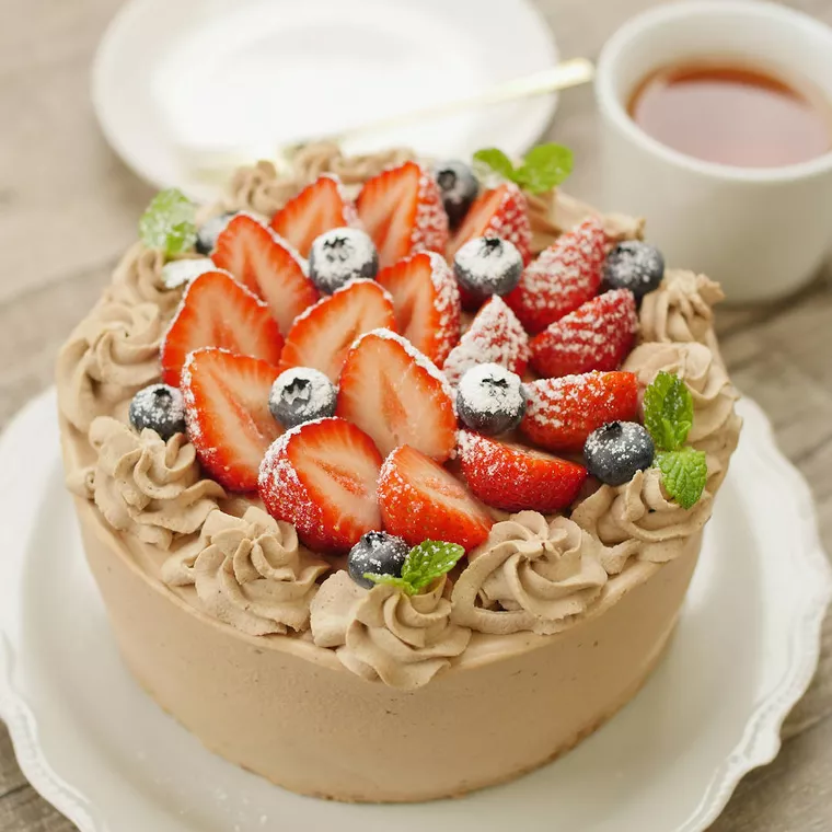イチゴとブルーベリーがのったチョコレートケーキ