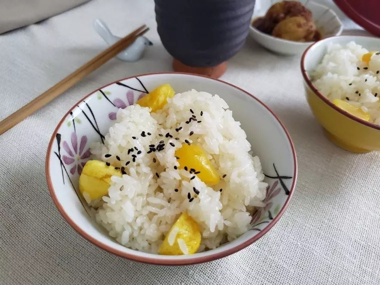お茶碗に盛られた栗おこわ