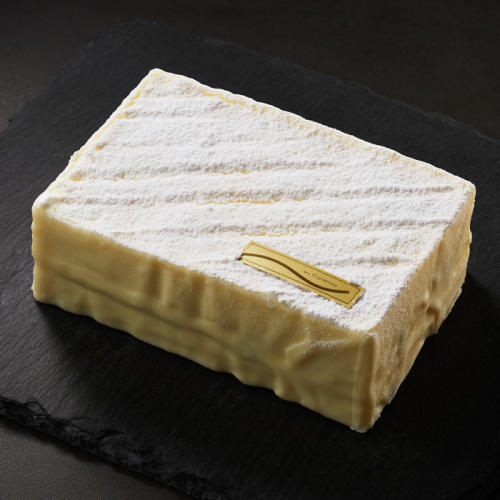 黒いプレートにのった白い恋人ホワイトチョコレートケーキ