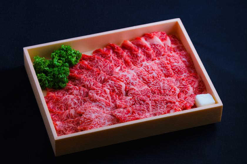 黒色の背景にスライスされた牛肉が入った箱が置かれている。