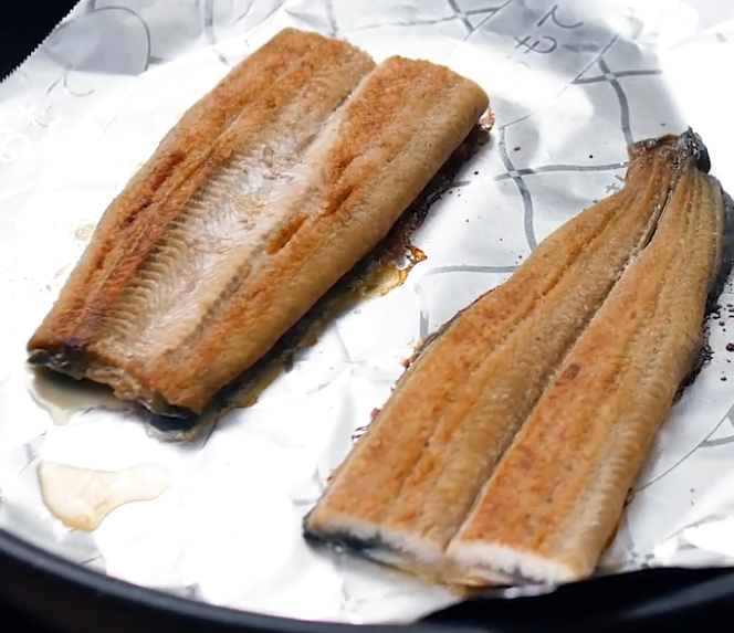 フライパンの上でうなぎを焼いている様子