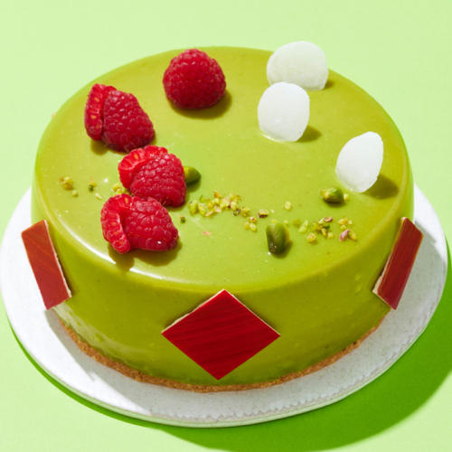 フランボワーズが飾られたピスタチオケーキ。