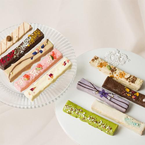 チョコレートコーティングされたカラフルなステックタイプのお菓子10本